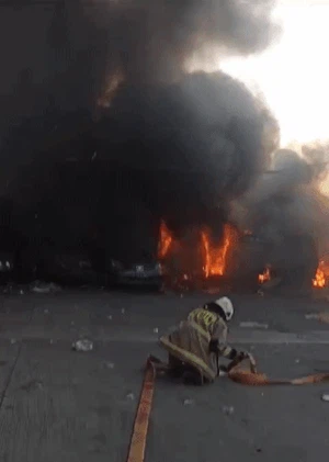 Kebakaran di Pool Dishub Jakbar, 15 Bangkai Mobil Hangus Terbakar