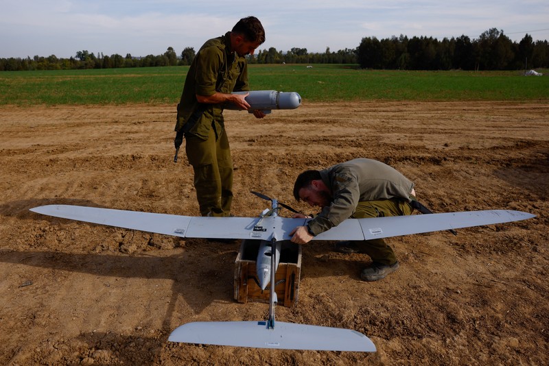 Operator drone taktis militer Israel meluncurkan drone di dekat perbatasan Gaza, di tengah konflik yang sedang berlangsung antara Israel dan kelompok Islam Palestina Hamas, di Israel selatan, 20 Desember 2023. Operator drone taktis militer Israel meluncurkan drone di dekat perbatasan Gaza, di tengah konflik yang sedang berlangsung antara Israel dan kelompok Islam Palestina Hamas, di Israel selatan, 20 Desember 2023. (REUTERS/Clodagh Kilcoyne)