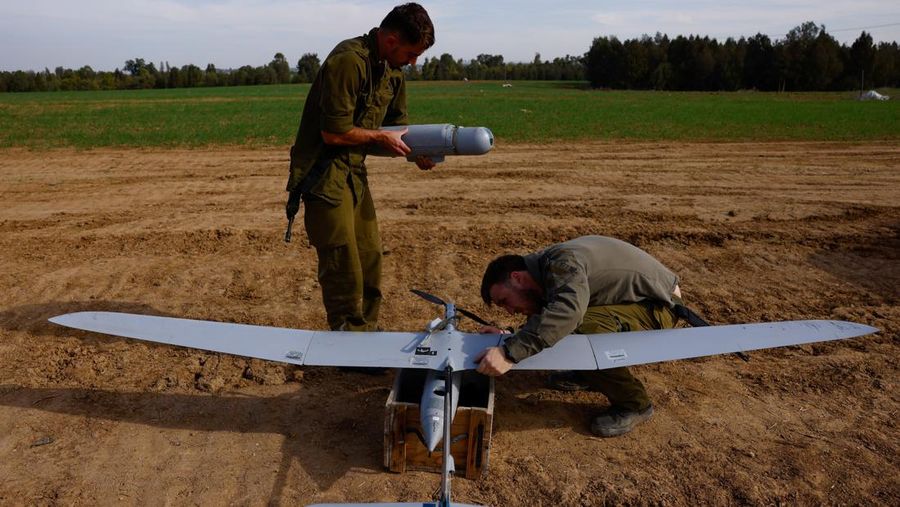 Operator drone taktis militer Israel meluncurkan drone di dekat perbatasan Gaza, di tengah konflik yang sedang berlangsung antara Israel dan kelompok Islam Palestina Hamas, di Israel selatan, 20 Desember 2023. (REUTERS/Clodagh Kilcoyne)
