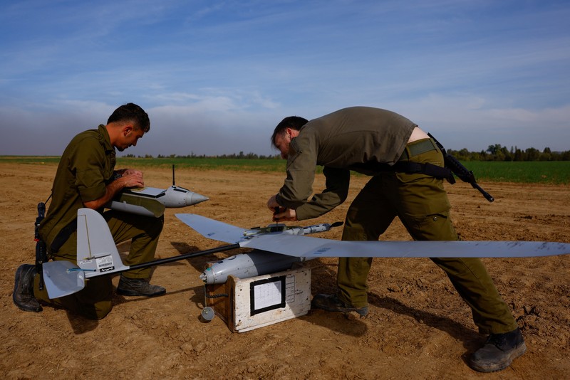 Operator drone taktis militer Israel meluncurkan drone di dekat perbatasan Gaza, di tengah konflik yang sedang berlangsung antara Israel dan kelompok Islam Palestina Hamas, di Israel selatan, 20 Desember 2023. Operator drone taktis militer Israel meluncurkan drone di dekat perbatasan Gaza, di tengah konflik yang sedang berlangsung antara Israel dan kelompok Islam Palestina Hamas, di Israel selatan, 20 Desember 2023. (REUTERS/Clodagh Kilcoyne)