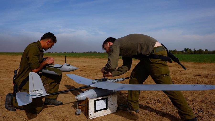 Operator drone taktis militer Israel meluncurkan drone di dekat perbatasan Gaza, di tengah konflik yang sedang berlangsung antara Israel dan kelompok Islam Palestina Hamas, di Israel selatan, 20 Desember 2023. (REUTERS/Clodagh Kilcoyne)