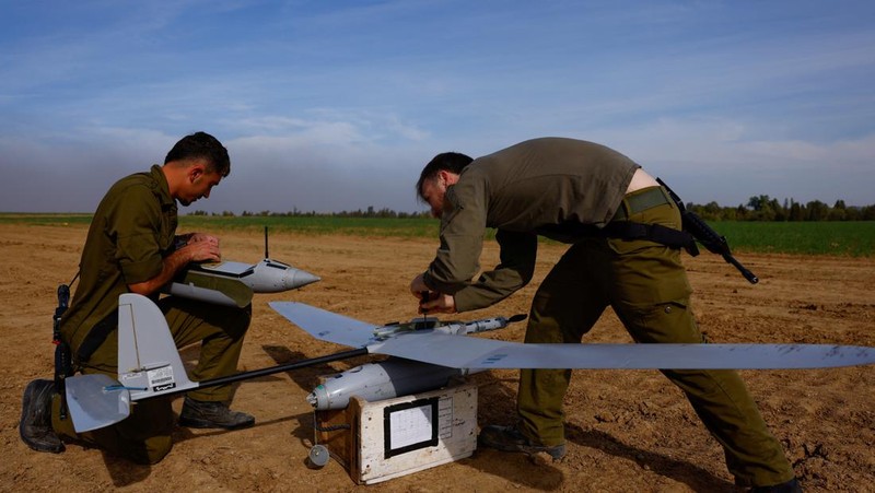 Operator drone taktis militer Israel meluncurkan drone di dekat perbatasan Gaza, di tengah konflik yang sedang berlangsung antara Israel dan kelompok Islam Palestina Hamas, di Israel selatan, 20 Desember 2023. (REUTERS/Clodagh Kilcoyne)