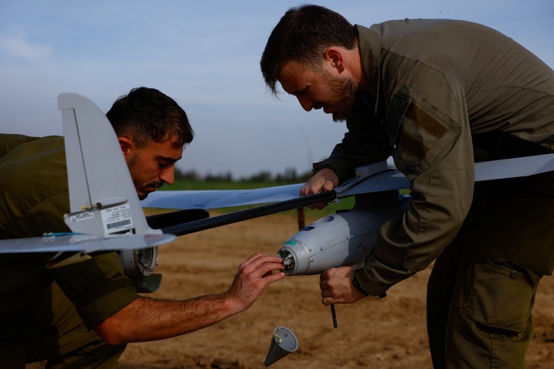 Operator drone taktis militer Israel meluncurkan drone di dekat perbatasan Gaza, di tengah konflik yang sedang berlangsung antara Israel dan kelompok Islam Palestina Hamas, di Israel selatan, 20 Desember 2023. Operator drone taktis militer Israel meluncurkan drone di dekat perbatasan Gaza, di tengah konflik yang sedang berlangsung antara Israel dan kelompok Islam Palestina Hamas, di Israel selatan, 20 Desember 2023. (REUTERS/Clodagh Kilcoyne)