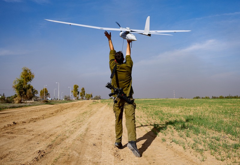 Operator drone taktis militer Israel meluncurkan drone di dekat perbatasan Gaza, di tengah konflik yang sedang berlangsung antara Israel dan kelompok Islam Palestina Hamas, di Israel selatan, 20 Desember 2023. Operator drone taktis militer Israel meluncurkan drone di dekat perbatasan Gaza, di tengah konflik yang sedang berlangsung antara Israel dan kelompok Islam Palestina Hamas, di Israel selatan, 20 Desember 2023. (REUTERS/Clodagh Kilcoyne)
