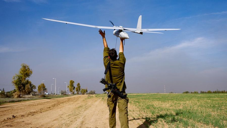 Operator drone taktis militer Israel meluncurkan drone di dekat perbatasan Gaza, di tengah konflik yang sedang berlangsung antara Israel dan kelompok Islam Palestina Hamas, di Israel selatan, 20 Desember 2023. (REUTERS/Clodagh Kilcoyne)