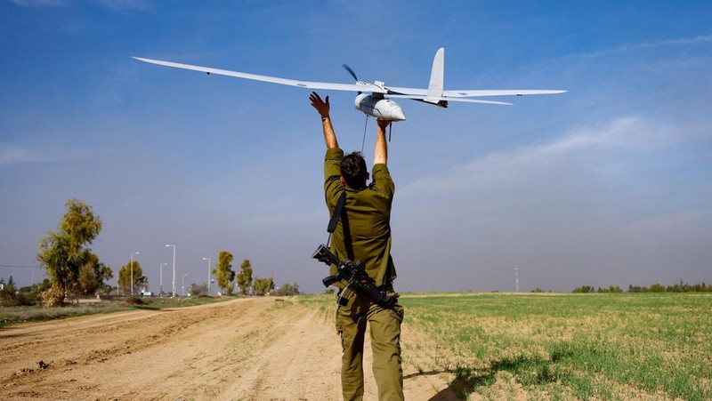 Operator drone taktis militer Israel meluncurkan drone di dekat perbatasan Gaza, di tengah konflik yang sedang berlangsung antara Israel dan kelompok Islam Palestina Hamas, di Israel selatan, 20 Desember 2023. (REUTERS/Clodagh Kilcoyne)