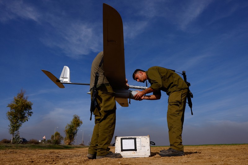 Operator drone taktis militer Israel meluncurkan drone di dekat perbatasan Gaza, di tengah konflik yang sedang berlangsung antara Israel dan kelompok Islam Palestina Hamas, di Israel selatan, 20 Desember 2023. Operator drone taktis militer Israel meluncurkan drone di dekat perbatasan Gaza, di tengah konflik yang sedang berlangsung antara Israel dan kelompok Islam Palestina Hamas, di Israel selatan, 20 Desember 2023. (REUTERS/Clodagh Kilcoyne)