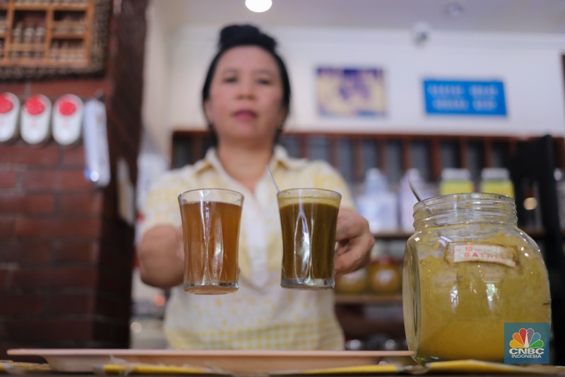 Pekerja meracik jamu di toko Jamu Bukti Mentjos, Jakarta, Rabu (20/12/2023). Pekerja meracik jamu di toko Jamu Bukti Mentjos, Jakarta, Rabu (20/12/2023). (CNBC Indonesia/Faisal Rahman)
