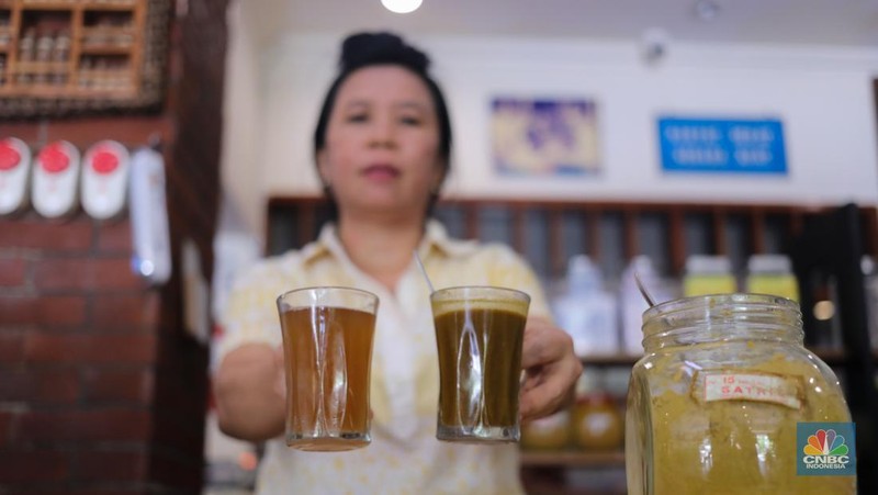 Pekerja meracik jamu di toko Jamu Bukti Mentjos, Jakarta, Rabu (20/12/2023). (CNBC Indonesia/Faisal Rahman)