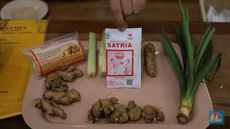 Pekerja meracik jamu di toko Jamu Bukti Mentjos, Jakarta, Rabu (20/12/2023). Pekerja meracik jamu di toko Jamu Bukti Mentjos, Jakarta, Rabu (20/12/2023). (CNBC Indonesia/Faisal Rahman)