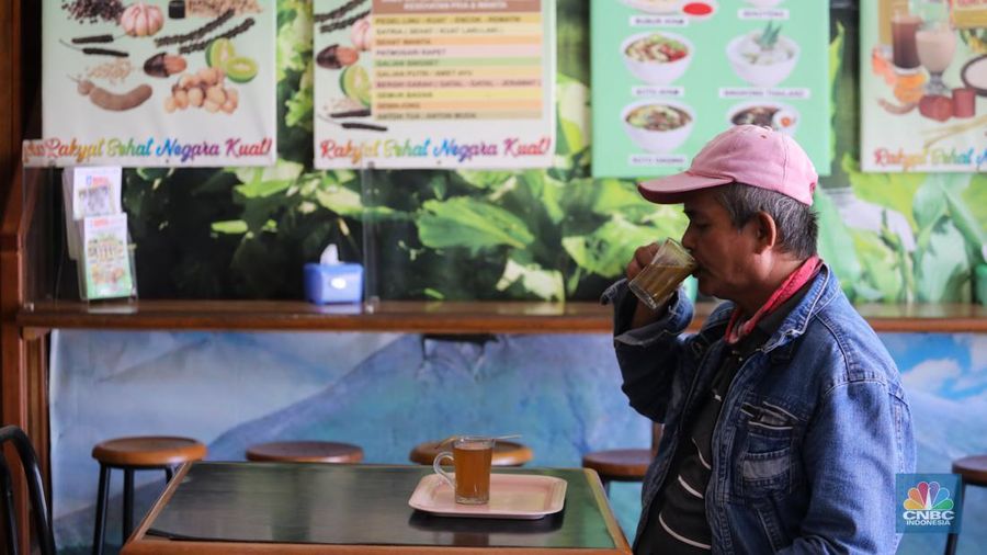 Pekerja meracik jamu di toko Jamu Bukti Mentjos, Jakarta, Rabu (20/12/2023). (CNBC Indonesia/Faisal Rahman)