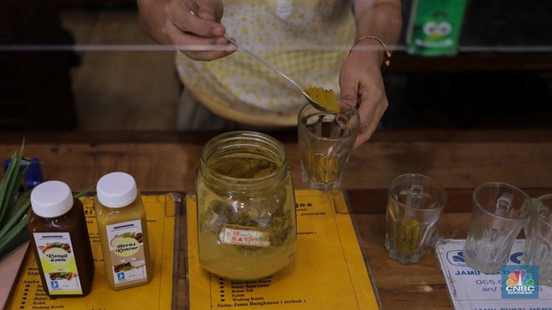 Pekerja meracik jamu di toko Jamu Bukti Mentjos, Jakarta, Rabu (20/12/2023). Pekerja meracik jamu di toko Jamu Bukti Mentjos, Jakarta, Rabu (20/12/2023). (CNBC Indonesia/Faisal Rahman)