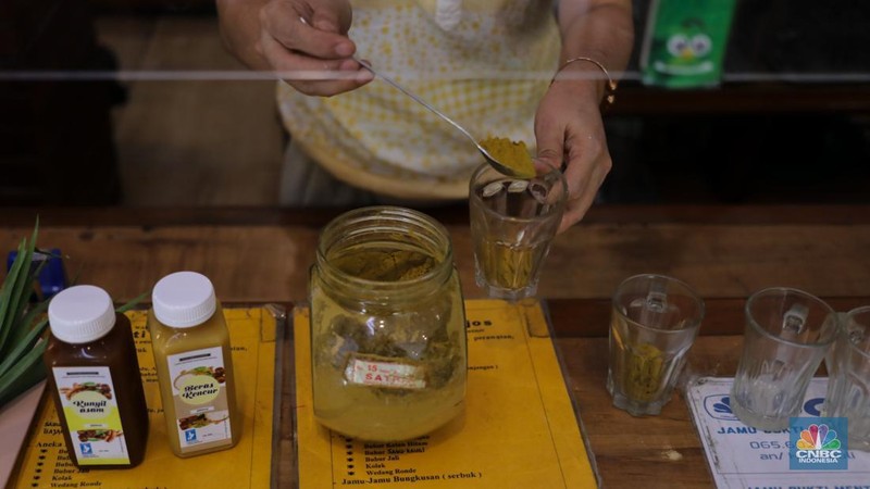 Pekerja meracik jamu di toko Jamu Bukti Mentjos, Jakarta, Rabu (20/12/2023). (CNBC Indonesia/Faisal Rahman)