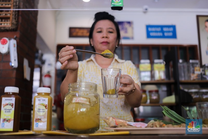 Pekerja meracik jamu di toko Jamu Bukti Mentjos, Jakarta, Rabu (20/12/2023). (CNBC Indonesia/Faisal Rahman)