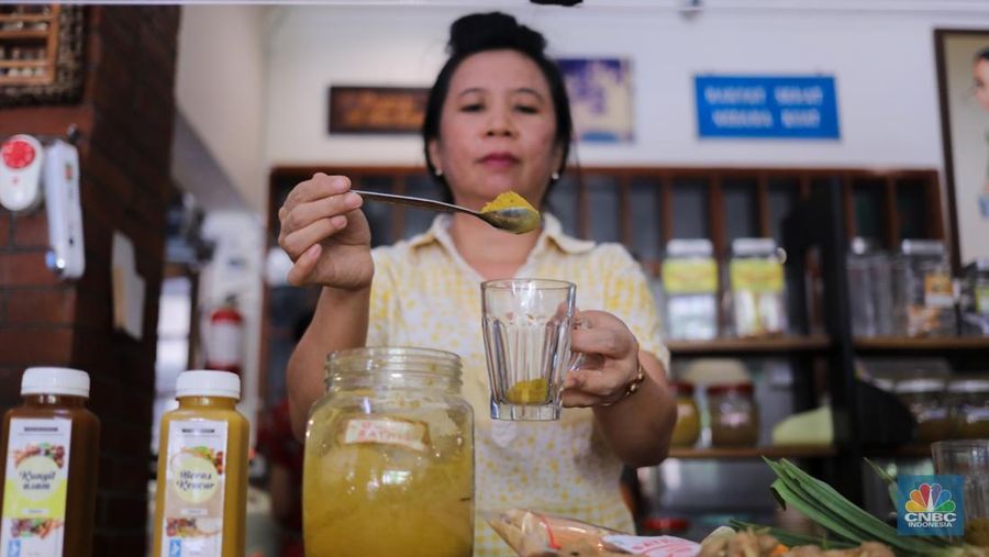 Pekerja meracik jamu di toko Jamu Bukti Mentjos, Jakarta, Rabu (20/12/2023). (CNBC Indonesia/Faisal Rahman)