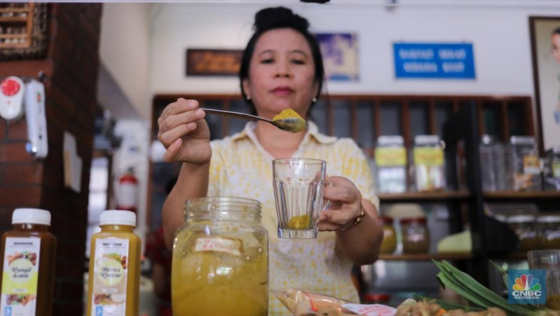 Pekerja meracik jamu di toko Jamu Bukti Mentjos, Jakarta, Rabu (20/12/2023). (CNBC Indonesia/Faisal Rahman)