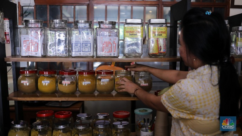 Pekerja meracik jamu di toko Jamu Bukti Mentjos, Jakarta, Rabu (20/12/2023). Pekerja meracik jamu di toko Jamu Bukti Mentjos, Jakarta, Rabu (20/12/2023). (CNBC Indonesia/Faisal Rahman)