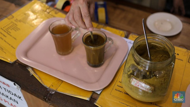 Pekerja meracik jamu di toko Jamu Bukti Mentjos, Jakarta, Rabu (20/12/2023). (CNBC Indonesia/Faisal Rahman)