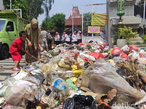 Satpol PP Bakal Kasuskan Pedemo yang Buang Sampah Depan Pendopo Sidoarjo