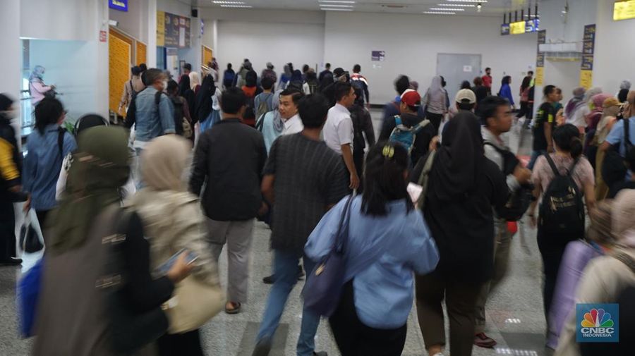 Pengguna Commuter Line melintas di kawasan Stasiun Manggarai, Jakarta, Rabu, (20/12/2023). Dirjen Perkeretaapian Kementerian Perhubungan menerapkan switch over atau penyesuaian jalur KRL di Stasiun Manggarai, Jakarta. (CNBC Indonesia/Muhammad Sabki)