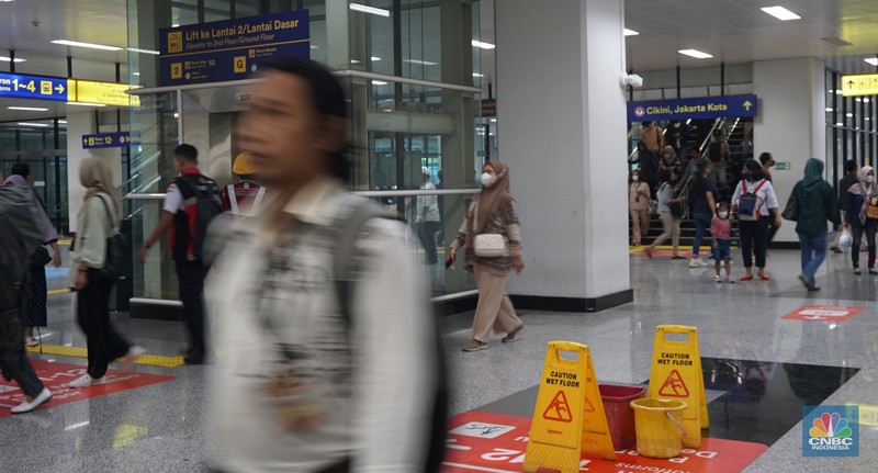 Pengguna Commuter Line melintas di kawasan Stasiun Manggarai, Jakarta, Rabu, (20/12/2023). Dirjen Perkeretaapian Kementerian Perhubungan menerapkan switch over atau penyesuaian jalur KRL di Stasiun Manggarai, Jakarta. (CNBC Indonesia/Muhammad Sabki)