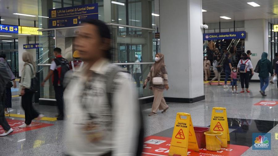 Pengguna Commuter Line melintas di kawasan Stasiun Manggarai, Jakarta, Rabu, (20/12/2023). Dirjen Perkeretaapian Kementerian Perhubungan menerapkan switch over atau penyesuaian jalur KRL di Stasiun Manggarai, Jakarta. (CNBC Indonesia/Muhammad Sabki)
