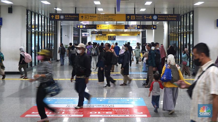 Pengguna Commuter Line melintas di kawasan Stasiun Manggarai, Jakarta, Rabu, (20/12/2023). Dirjen Perkeretaapian Kementerian Perhubungan menerapkan switch over atau penyesuaian jalur KRL di Stasiun Manggarai, Jakarta. (CNBC Indonesia/Muhammad Sabki)