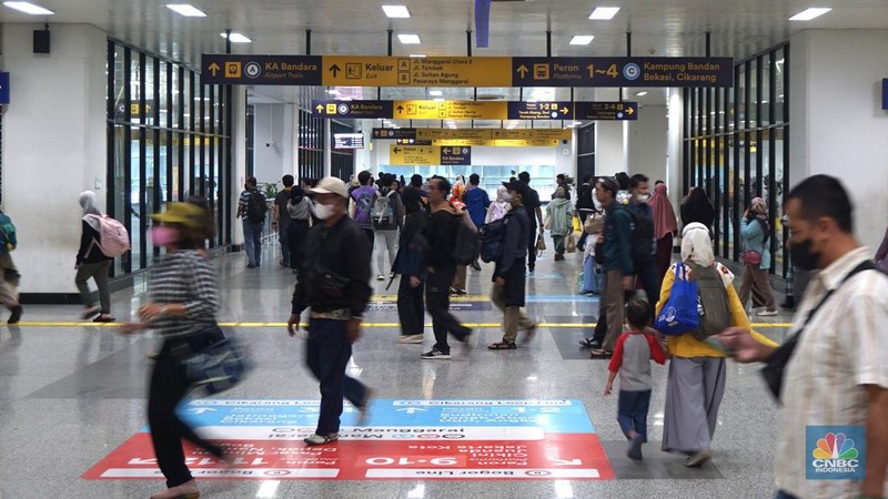 Pengguna Commuter Line melintas di kawasan Stasiun Manggarai, Jakarta, Rabu, (20/12/2023). Dirjen Perkeretaapian Kementerian Perhubungan menerapkan switch over atau penyesuaian jalur KRL di Stasiun Manggarai, Jakarta. (CNBC Indonesia/Muhammad Sabki)