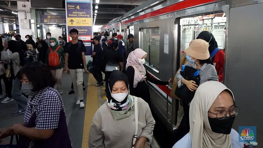 Pengguna Commuter Line melintas di kawasan Stasiun Manggarai, Jakarta, Rabu, (20/12/2023). Dirjen Perkeretaapian Kementerian Perhubungan menerapkan switch over atau penyesuaian jalur KRL di Stasiun Manggarai, Jakarta. (CNBC Indonesia/Muhammad Sabki)