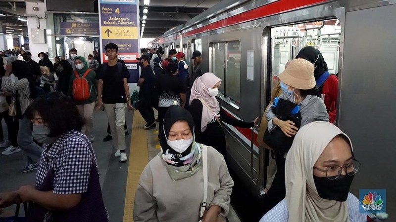 Pengguna Commuter Line melintas di kawasan Stasiun Manggarai, Jakarta, Rabu, (20/12/2023). Dirjen Perkeretaapian Kementerian Perhubungan menerapkan switch over atau penyesuaian jalur KRL di Stasiun Manggarai, Jakarta. (CNBC Indonesia/Muhammad Sabki)