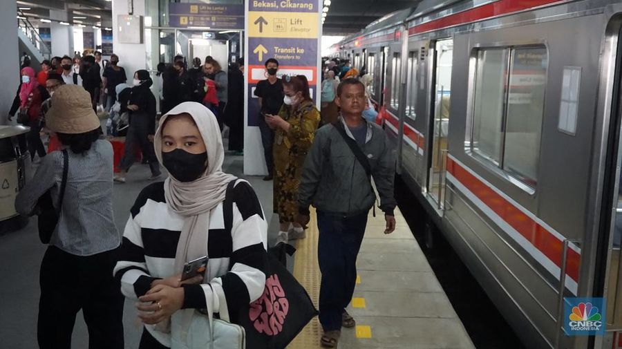 Pengguna Commuter Line melintas di kawasan Stasiun Manggarai, Jakarta, Rabu, (20/12/2023). Dirjen Perkeretaapian Kementerian Perhubungan menerapkan switch over atau penyesuaian jalur KRL di Stasiun Manggarai, Jakarta. (²©²ÊÍøÕ¾/Muhammad Sabki)