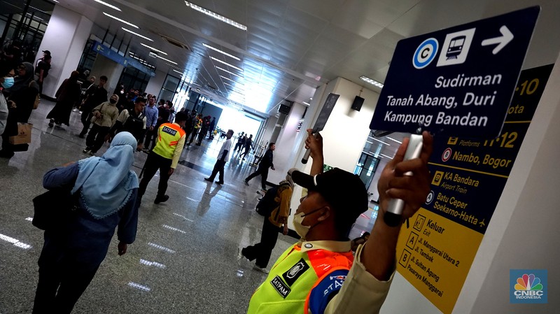 Pengguna Commuter Line melintas di kawasan Stasiun Manggarai, Jakarta, Rabu, (20/12/2023). Dirjen Perkeretaapian Kementerian Perhubungan menerapkan switch over atau penyesuaian jalur KRL di Stasiun Manggarai, Jakarta. (CNBC Indonesia/Muhammad Sabki)