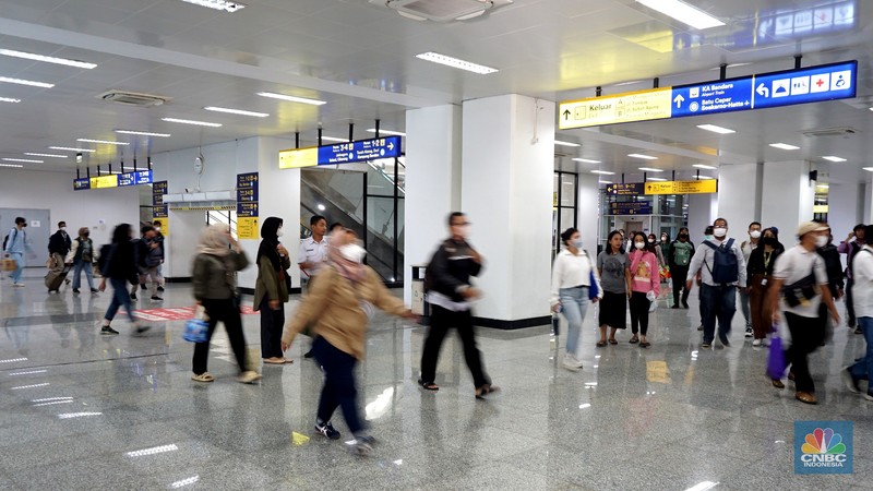 Pengguna Commuter Line melintas di kawasan Stasiun Manggarai, Jakarta, Rabu, (20/12/2023). Dirjen Perkeretaapian Kementerian Perhubungan menerapkan switch over atau penyesuaian jalur KRL di Stasiun Manggarai, Jakarta. (CNBC Indonesia/Muhammad Sabki)