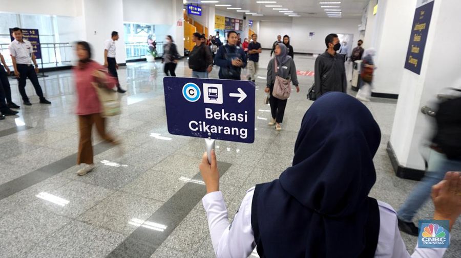 Pengguna Commuter Line melintas di kawasan Stasiun Manggarai, Jakarta, Rabu, (20/12/2023). Dirjen Perkeretaapian Kementerian Perhubungan menerapkan switch over atau penyesuaian jalur KRL di Stasiun Manggarai, Jakarta. (CNBC Indonesia/Muhammad Sabki)