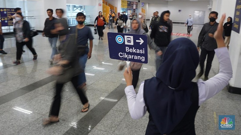 Pengguna Commuter Line melintas di kawasan Stasiun Manggarai, Jakarta, Rabu, (20/12/2023). Dirjen Perkeretaapian Kementerian Perhubungan menerapkan switch over atau penyesuaian jalur KRL di Stasiun Manggarai, Jakarta. (CNBC Indonesia/Muhammad Sabki)