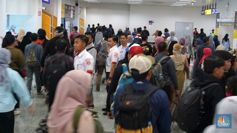 Pengguna Commuter Line melintas di kawasan Stasiun Manggarai, Jakarta, Rabu, (20/12/2023). Dirjen Perkeretaapian Kementerian Perhubungan menerapkan switch over atau penyesuaian jalur KRL di Stasiun Manggarai, Jakarta. (CNBC Indonesia/Muhammad Sabki)