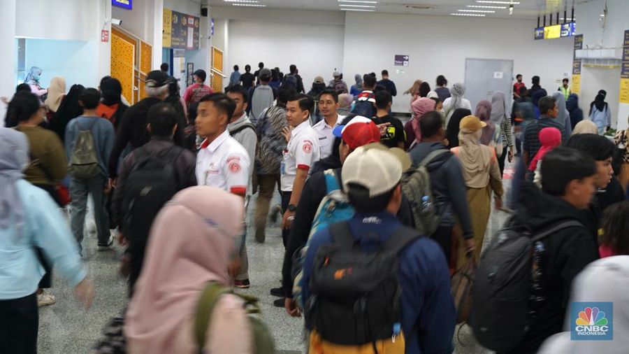 Pengguna Commuter Line melintas di kawasan Stasiun Manggarai, Jakarta, Rabu, (20/12/2023). Dirjen Perkeretaapian Kementerian Perhubungan menerapkan switch over atau penyesuaian jalur KRL di Stasiun Manggarai, Jakarta. (CNBC Indonesia/Muhammad Sabki)