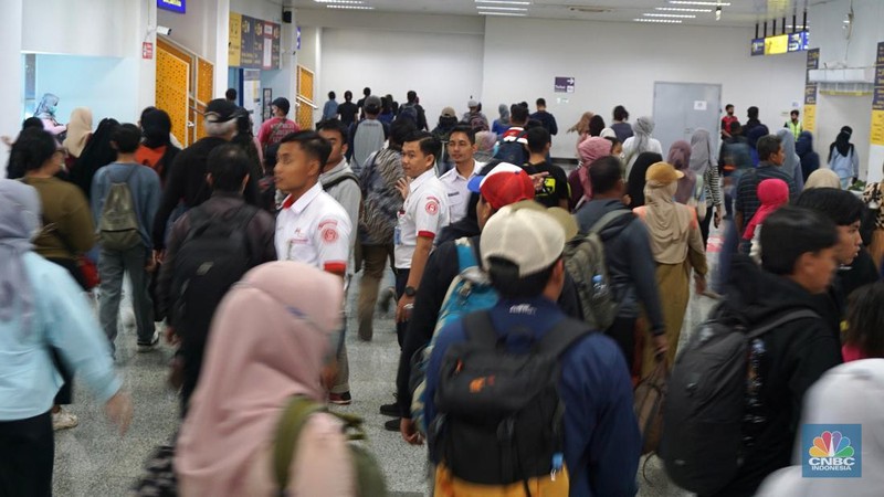 Pengguna Commuter Line melintas di kawasan Stasiun Manggarai, Jakarta, Rabu, (20/12/2023). Dirjen Perkeretaapian Kementerian Perhubungan menerapkan switch over atau penyesuaian jalur KRL di Stasiun Manggarai, Jakarta. (CNBC Indonesia/Muhammad Sabki)