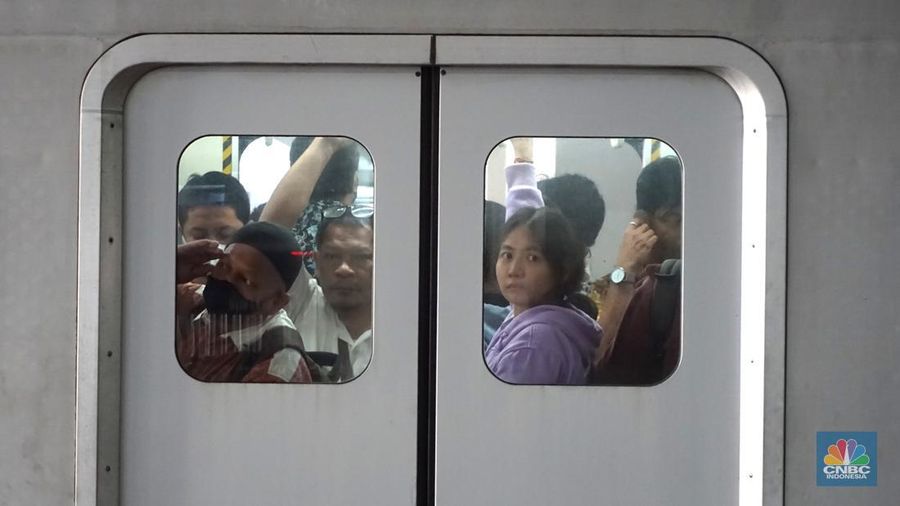 Pengguna Commuter Line melintas di kawasan Stasiun Manggarai, Jakarta, Rabu, (20/12/2023). Dirjen Perkeretaapian Kementerian Perhubungan menerapkan switch over atau penyesuaian jalur KRL di Stasiun Manggarai, Jakarta. (վ/Muhammad Sabki)