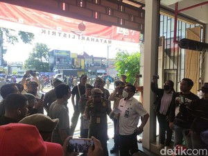Eksekusi Paksa Rumah di Akses Keluar Tol Malang Diwarnai Adu Mulut