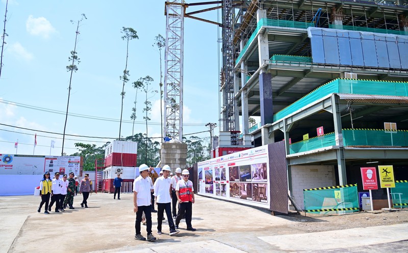 Presiden Joko Widodo meninjau progres pembangunan Hotel Nusantara di Ibu Kota Nusantara (IKN), Kabupaten Penajam Paser Utara, Provinsi Kalimantan Timur, pada Rabu, (20/12/2023). Presiden Joko Widodo meninjau progres pembangunan Hotel Nusantara di Ibu Kota Nusantara (IKN), Kabupaten Penajam Paser Utara, Provinsi Kalimantan Timur, pada Rabu, (20/12/2023). (Dok. Muchlis Jr - Biro Pers Sekretariat Presiden)