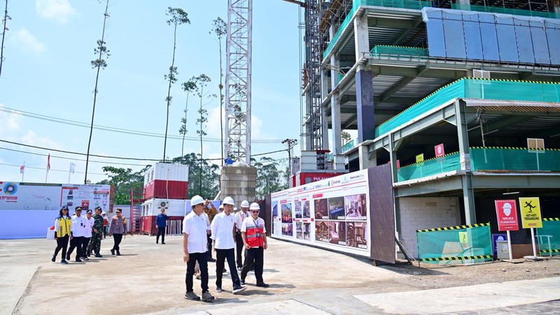 Presiden Joko Widodo meninjau progres pembangunan Hotel Nusantara di Ibu Kota Nusantara (IKN), Kabupaten Penajam Paser Utara, Provinsi Kalimantan Timur, pada Rabu, (20/12/2023). (Dok. Muchlis Jr - Biro Pers Sekretariat Presiden)