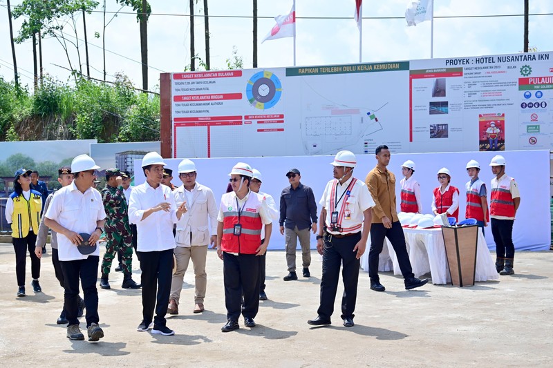 Presiden Joko Widodo meninjau progres pembangunan Hotel Nusantara di Ibu Kota Nusantara (IKN), Kabupaten Penajam Paser Utara, Provinsi Kalimantan Timur, pada Rabu, (20/12/2023). (Dok. Muchlis Jr - Biro Pers Sekretariat Presiden)