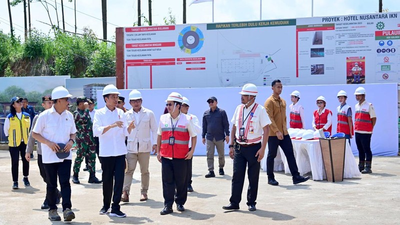 Presiden Joko Widodo meninjau progres pembangunan Hotel Nusantara di Ibu Kota Nusantara (IKN), Kabupaten Penajam Paser Utara, Provinsi Kalimantan Timur, pada Rabu, (20/12/2023). (Dok. Muchlis Jr - Biro Pers Sekretariat Presiden)
