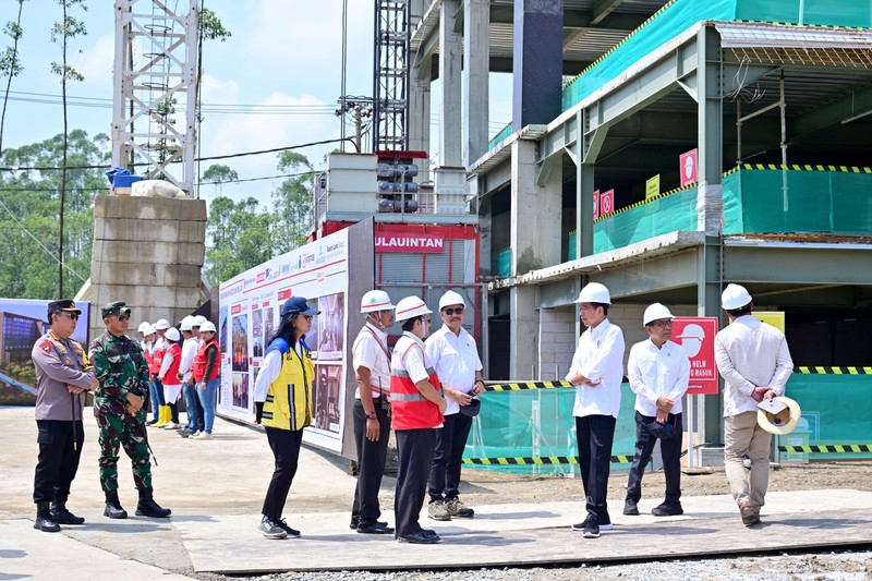Presiden Joko Widodo meninjau progres pembangunan Hotel Nusantara di Ibu Kota Nusantara (IKN), Kabupaten Penajam Paser Utara, Provinsi Kalimantan Timur, pada Rabu, (20/12/2023). Presiden Joko Widodo meninjau progres pembangunan Hotel Nusantara di Ibu Kota Nusantara (IKN), Kabupaten Penajam Paser Utara, Provinsi Kalimantan Timur, pada Rabu, (20/12/2023). (Dok. Muchlis Jr - Biro Pers Sekretariat Presiden)
