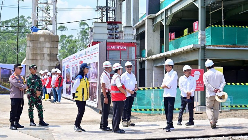 Presiden Joko Widodo meninjau progres pembangunan Hotel Nusantara di Ibu Kota Nusantara (IKN), Kabupaten Penajam Paser Utara, Provinsi Kalimantan Timur, pada Rabu, (20/12/2023). (Dok. Muchlis Jr - Biro Pers Sekretariat Presiden)