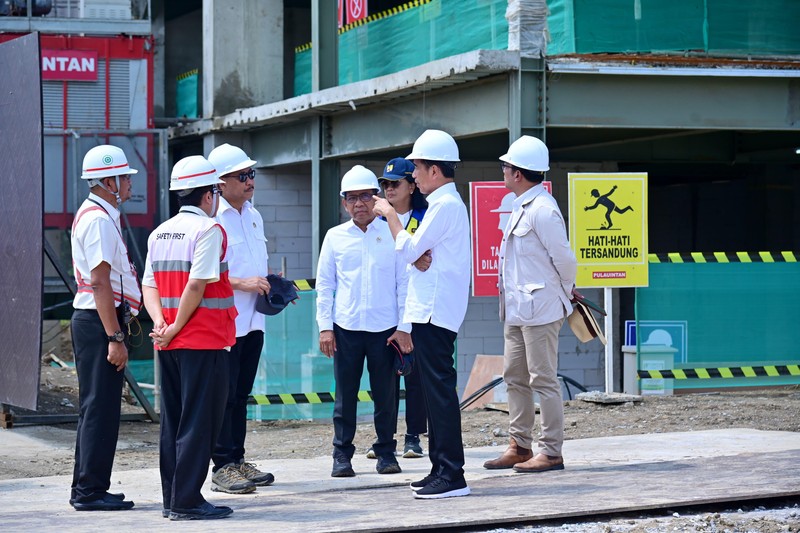 Presiden Joko Widodo meninjau progres pembangunan Hotel Nusantara di Ibu Kota Nusantara (IKN), Kabupaten Penajam Paser Utara, Provinsi Kalimantan Timur, pada Rabu, (20/12/2023). Presiden Joko Widodo meninjau progres pembangunan Hotel Nusantara di Ibu Kota Nusantara (IKN), Kabupaten Penajam Paser Utara, Provinsi Kalimantan Timur, pada Rabu, (20/12/2023). (Dok. Muchlis Jr - Biro Pers Sekretariat Presiden)