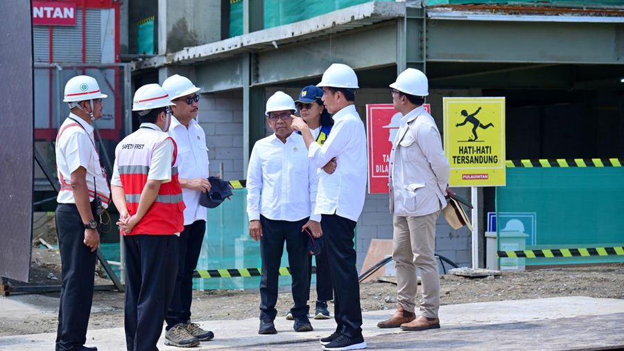 Presiden Joko Widodo meninjau progres pembangunan Hotel Nusantara di Ibu Kota Nusantara (IKN), Kabupaten Penajam Paser Utara, Provinsi Kalimantan Timur, pada Rabu, (20/12/2023). (Dok. Muchlis Jr - Biro Pers Sekretariat Presiden)