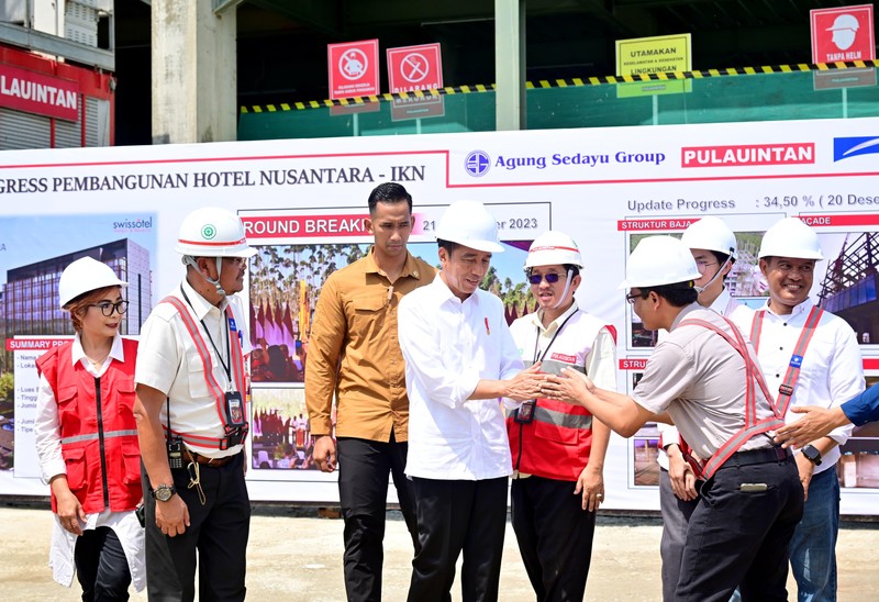 Presiden Joko Widodo meninjau progres pembangunan Hotel Nusantara di Ibu Kota Nusantara (IKN), Kabupaten Penajam Paser Utara, Provinsi Kalimantan Timur, pada Rabu, (20/12/2023). Presiden Joko Widodo meninjau progres pembangunan Hotel Nusantara di Ibu Kota Nusantara (IKN), Kabupaten Penajam Paser Utara, Provinsi Kalimantan Timur, pada Rabu, (20/12/2023). (Dok. Muchlis Jr - Biro Pers Sekretariat Presiden)