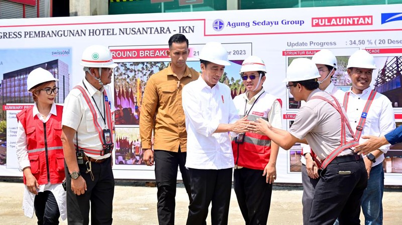 Presiden Joko Widodo meninjau progres pembangunan Hotel Nusantara di Ibu Kota Nusantara (IKN), Kabupaten Penajam Paser Utara, Provinsi Kalimantan Timur, pada Rabu, (20/12/2023). (Dok. Muchlis Jr - Biro Pers Sekretariat Presiden)